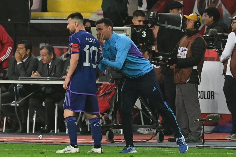 FOTO: Lionel Scaloni habla con Messi en un tramo del partido.