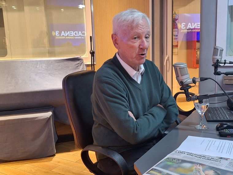 Hugo Juri, flamante rector de la Universidad del Sentido, en el estudio de la radio. 