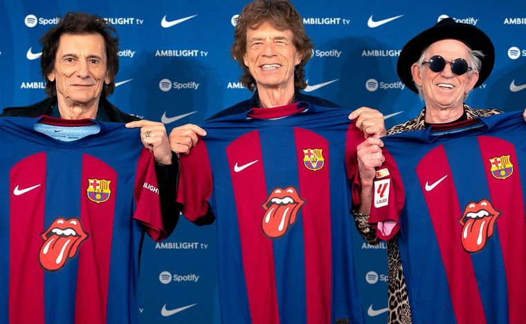 Los Stones posando con su camiseta del