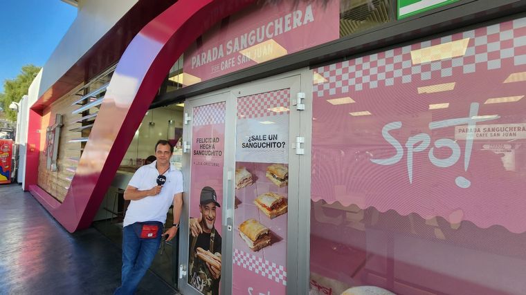 Inauguró la primera Parada Sanguchera x Café San Juan en Córdoba.