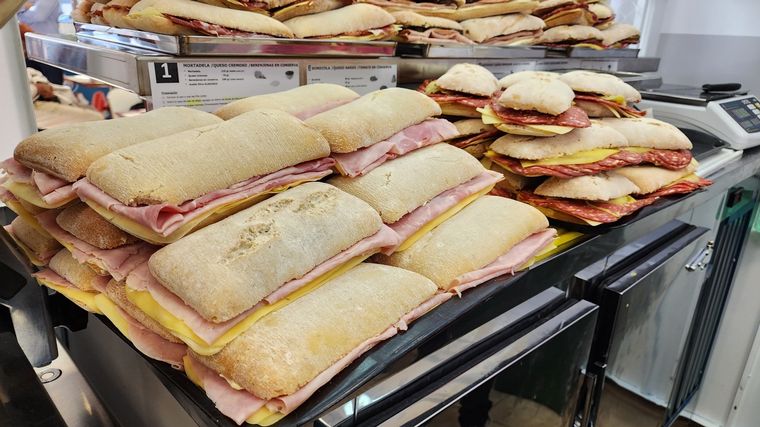 Inauguró la primera Parada Sanguchera x Café San Juan en Córdoba.