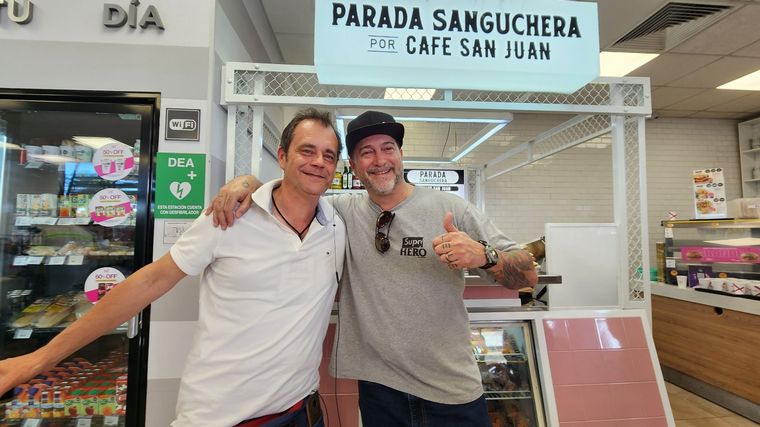 Inauguró la primera Parada Sanguchera x Café San Juan en Córdoba.