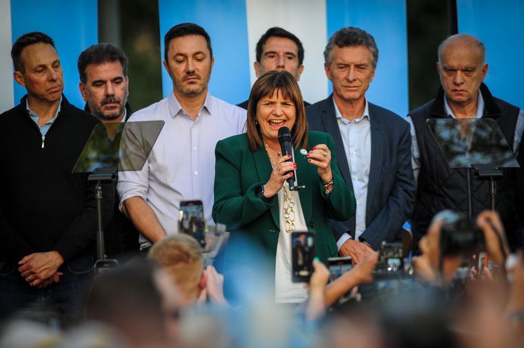 Patricia Bullrich, rodeada de la plana mayor de Juntos por el Cambio.