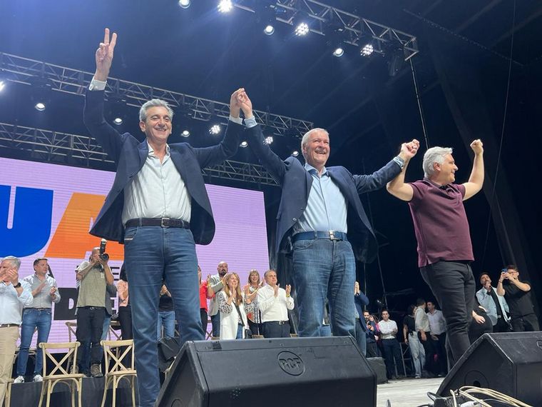 Juan Schiaretti, rodeado por Florencio Randazzo y Martín Llaryora.