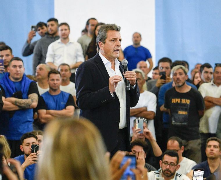 Massa cerró su campaña junto a trabajadores de una fábrica en Pilar.