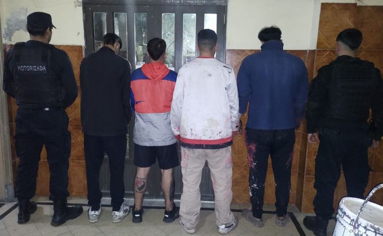 FOTO: Cuatro detenidos por realizar pintadas leprosas en la vía pública.