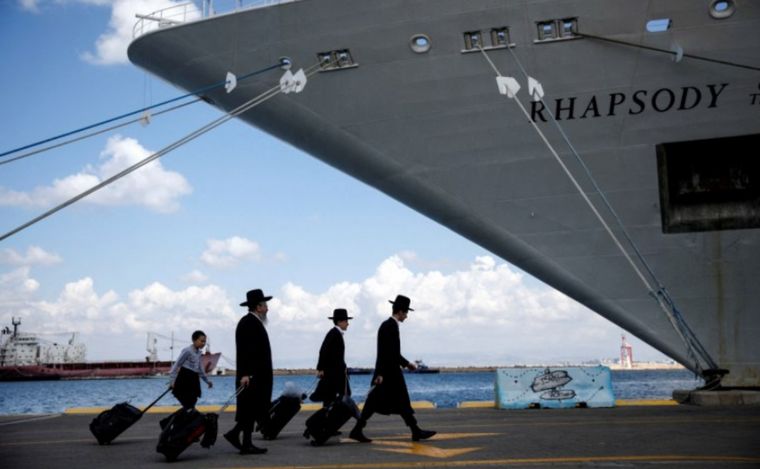 FOTO: Judíos por abordar un barco para estadounidenses, de Israel con destino a Chipre.