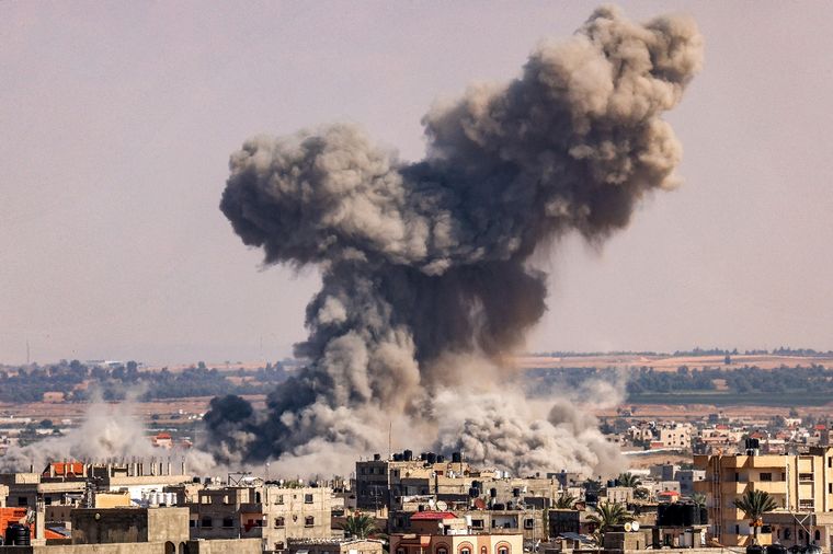 FOTO: Una columna de humo estalla en el bombardeo israelí a Rafah. en la Franja de Gaza.