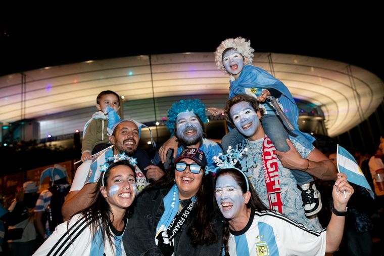 FOTO: Los hinchas argentinos copan Paris para ver a Los Pumas. (Foto: Prensa UAR)