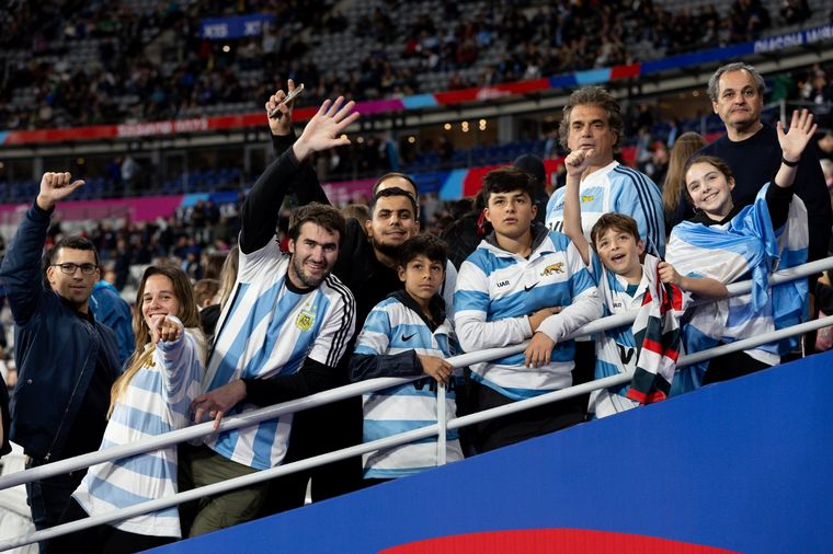 FOTO: Los hinchas argentinos copan Paris para ver a Los Pumas. (Foto: Prensa UAR)