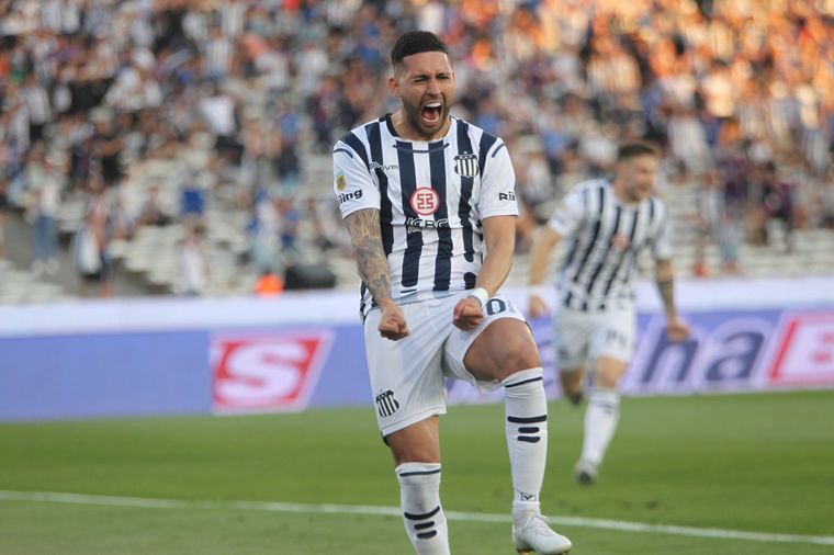 Nahuel Bustos celebra su gol ante Arsenal.