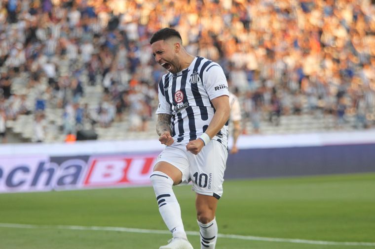 Nahuel Bustos celebra su gol ante Arsenal.