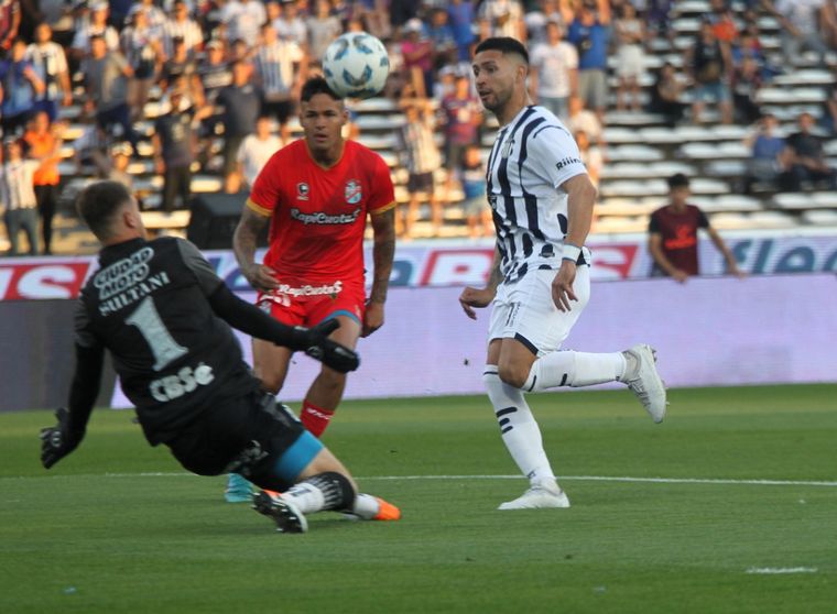 Nahuel Bustos la pica ante la salida de Sultani.