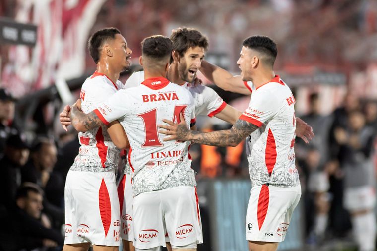 FOTO: instituto ganó un partido clave ante Huracán.