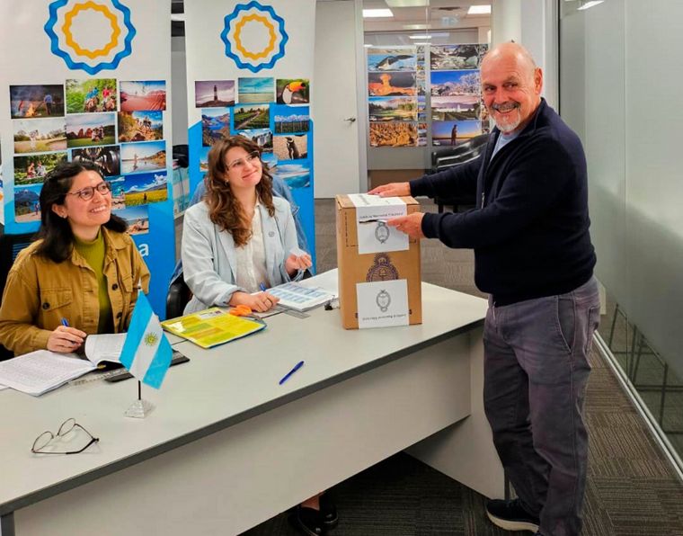 Los argentinos en el exterior ya votan para elegir al próximo presidente.