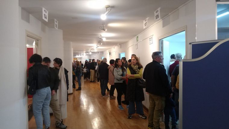 Argentinos votan en el Colegio Mayor de Madrid.