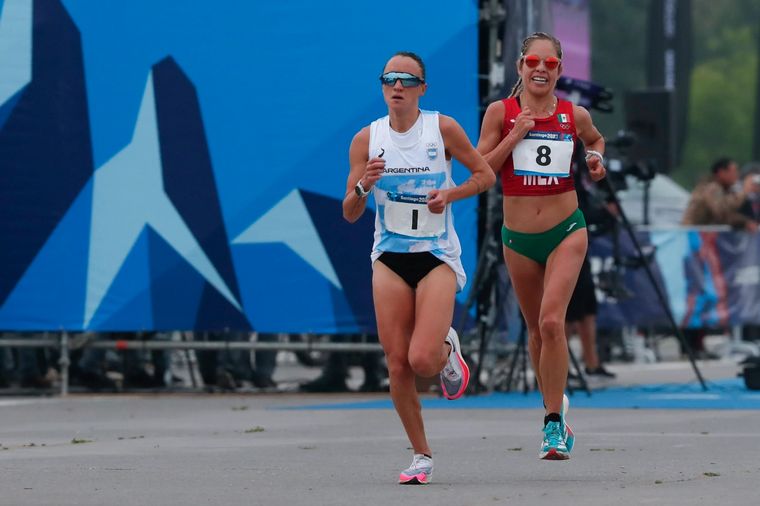FOTO: La argentina Florencia Borelli logró medalla de plata en maratón en Santiago.