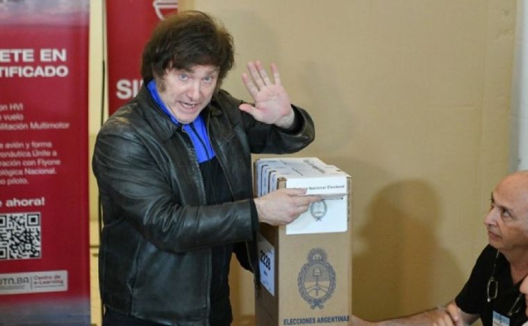 FOTO: Javier Milei emite su voto en las elecciones. (Foto: NA)