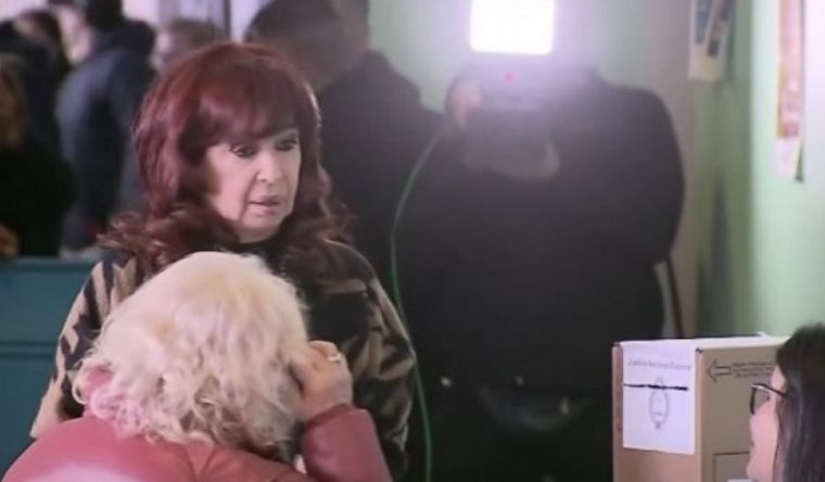 FOTO: CFK votó y se diferenció de Alberto: 