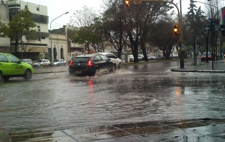 FOTO: Intensas lluvias generaron inconvenientes en las elecciones de Santa Fe