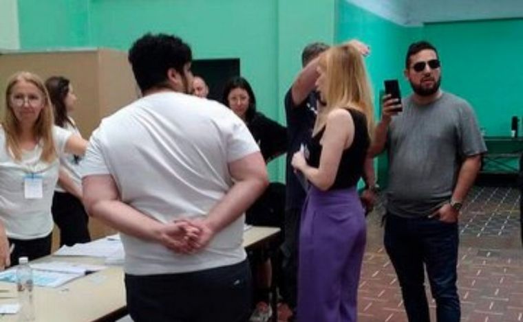 FOTO: Lilia Lemoine tuvo problemas para votar y se cruzó con el presidente de mesa