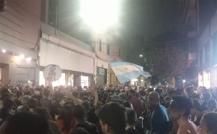 FOTO: Algarabía en el búnker de Unión por la Patria en Rosario. 