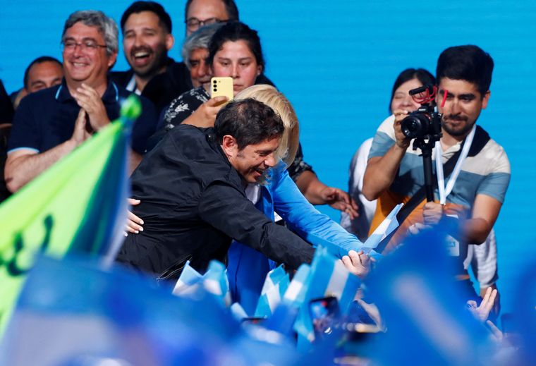 Kicillof festejó su triunfo con todo su equipo