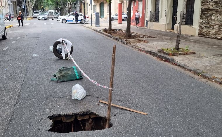 Un colectivo generó un socavón en el medio de la calle