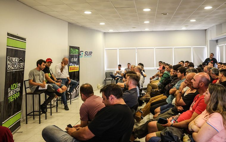 Los navegantes José Díaz y Nicolás García exponiendo en Pro Racing.