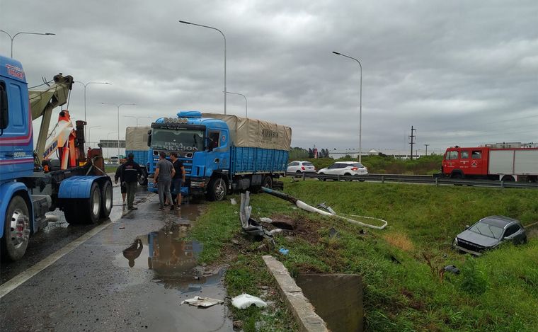 Impactante choque entre una camioneta y un camión con doble acoplado.