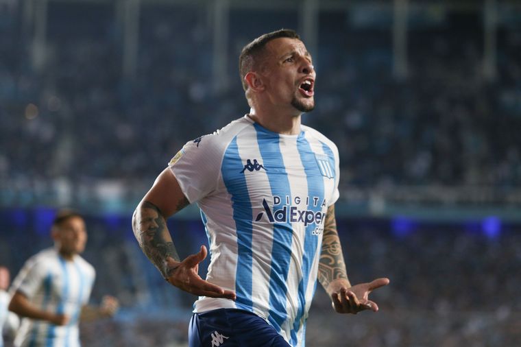 Vecchio celebra su gol ante Boca.