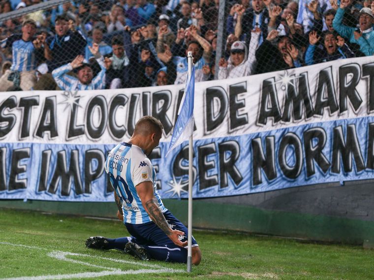 Vecchio celebra su gol ante Boca.
