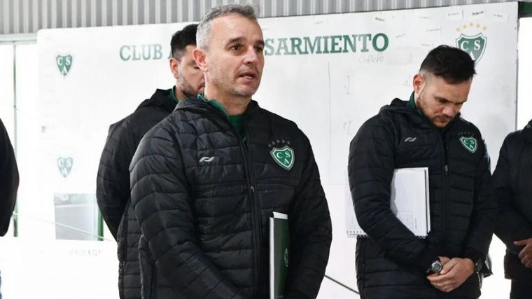 FOTO: Apremiado por el descenso: Pablo Lavallén renunció como entrenador de Sarmiento 