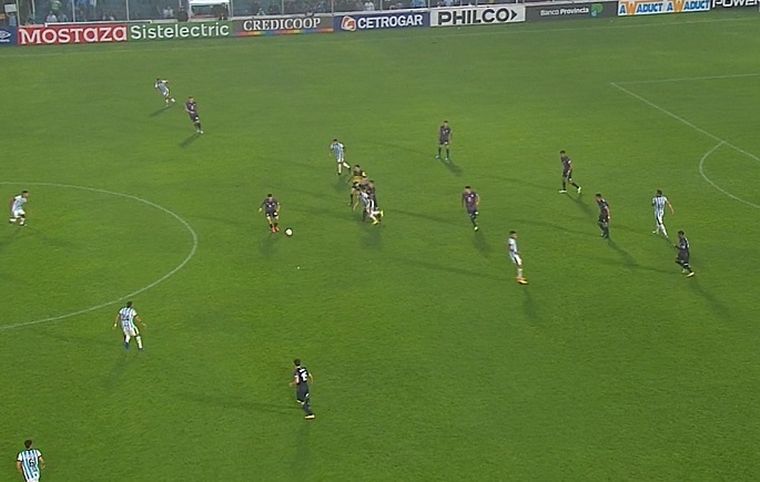 El partido, bajo una intensa llovizna.