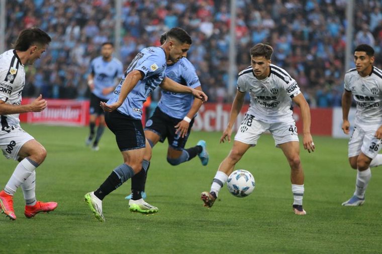 El chileno Marín en acción ante Central Córdoba.