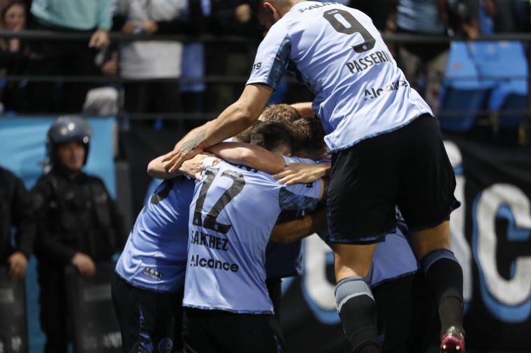Los jugadores de Belgrano festejan el gol ante Central Córdoba. 