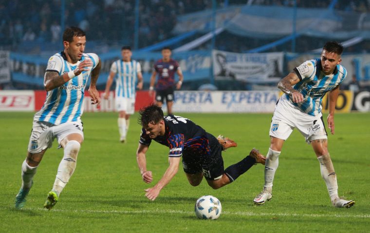 FOTO: Atlético Tucumán-Talleres, duelo bajo la lluvia.