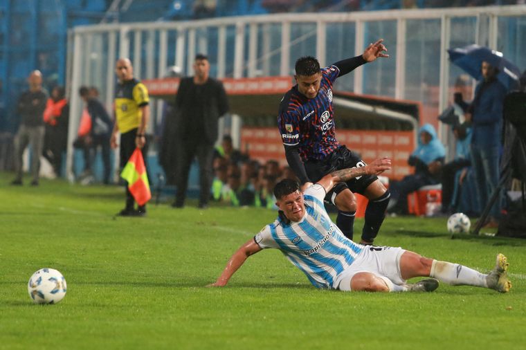 Atlético Tucumán-Talleres, duelo bajo la lluvia.