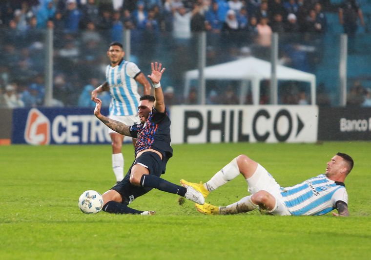 Atlético Tucumán-Talleres, duelo bajo la lluvia.