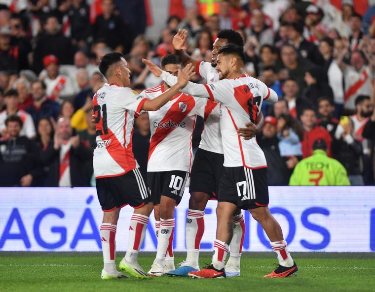 Miguel Borja, en una noche goleadora para el triunfo de River.
