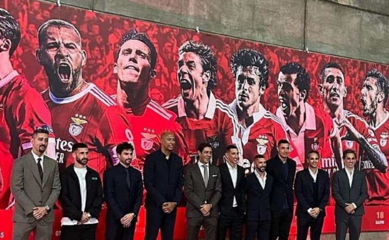 FOTO: Di María, presente en la inauguración del mural en homenaje a los jugadores. @Ojogo