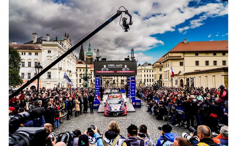 Multitudinario marco, para la largada del CER en Praga