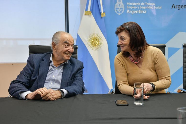 El titular del gremio, Armando Cavalieri, y la ministra de Trabajo,