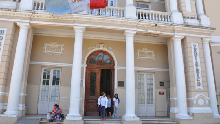 Dejó a su hijo de 3 años solo en su casa y tuvo que rescatarlo la policía