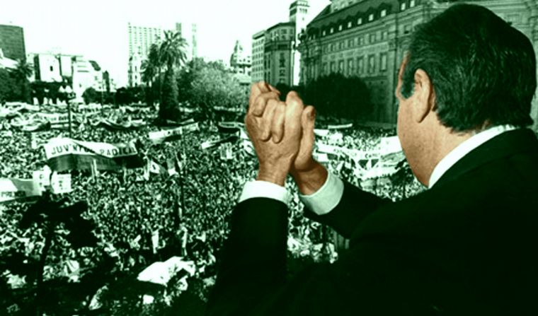 FOTO: Con Alfonsín renació la esperanza luego de 6 años de dictadura.