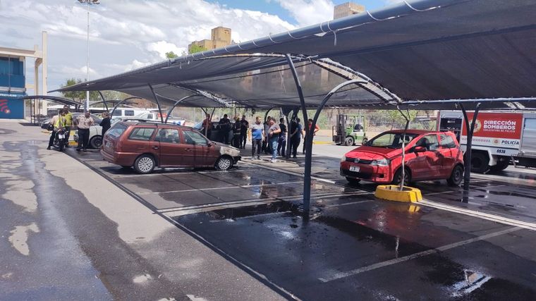 FOTO: Tres vehículos se prendieron fuego en el estacionamiento de un supermercado