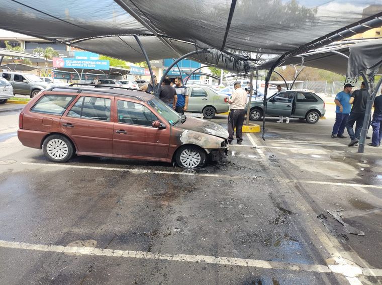 Tres vehículos se prendieron fuego en el estacionamiento de un supermercado