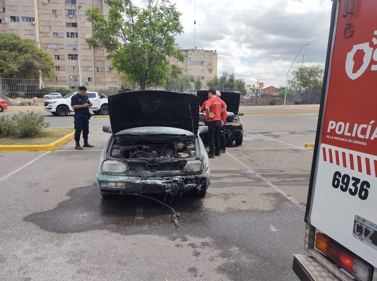 Tres vehículos se prendieron fuego en el estacionamiento de un supermercado