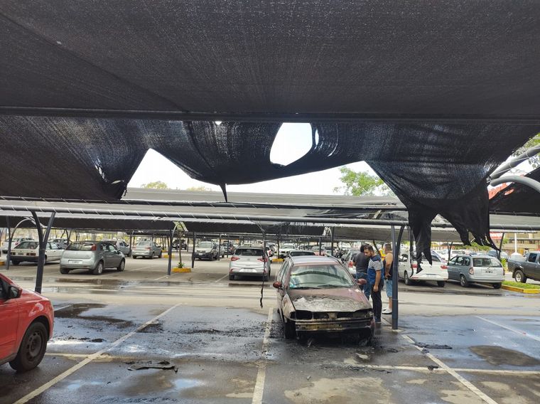 Tres vehículos se prendieron fuego en el estacionamiento de un supermercado