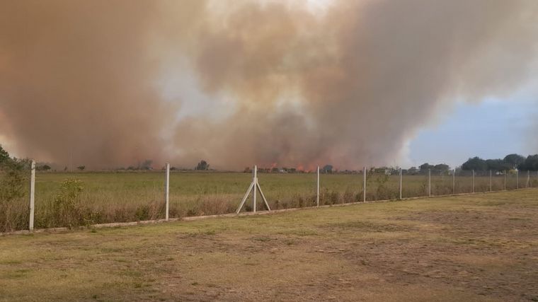 FOTO: Bomberos combaten un incendio forestal en la zona de Malagueño.
